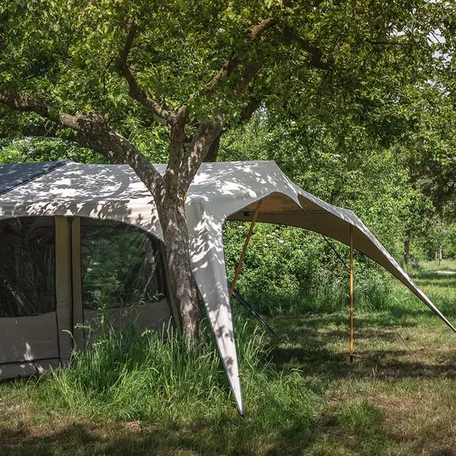 Extra Trekking: een tweede luifel met bamboe stokken aan de Campooz Lazy Jack, opgezet onder een boom