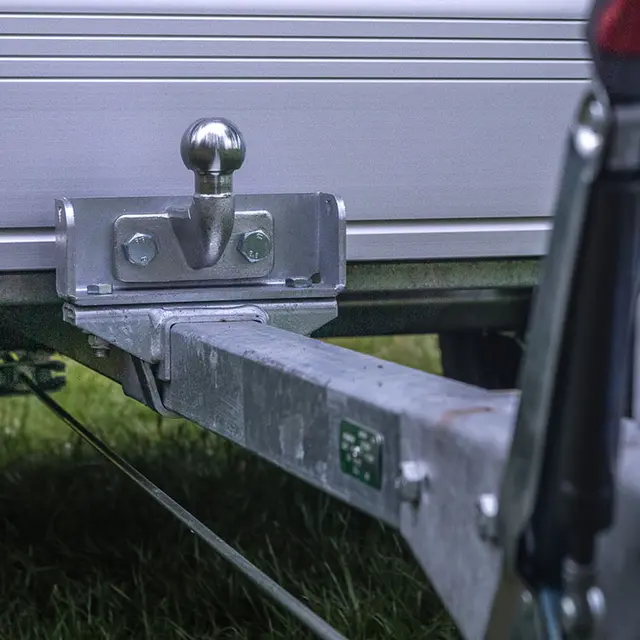 Trekhaakkogel gemonteerd op de dissel van de Campooz Lazy Jack voor een fietsendrager